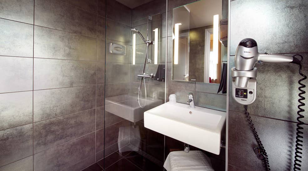 Superior double hotel room with large modern bathroom at Folketeateret Hotel in Oslo