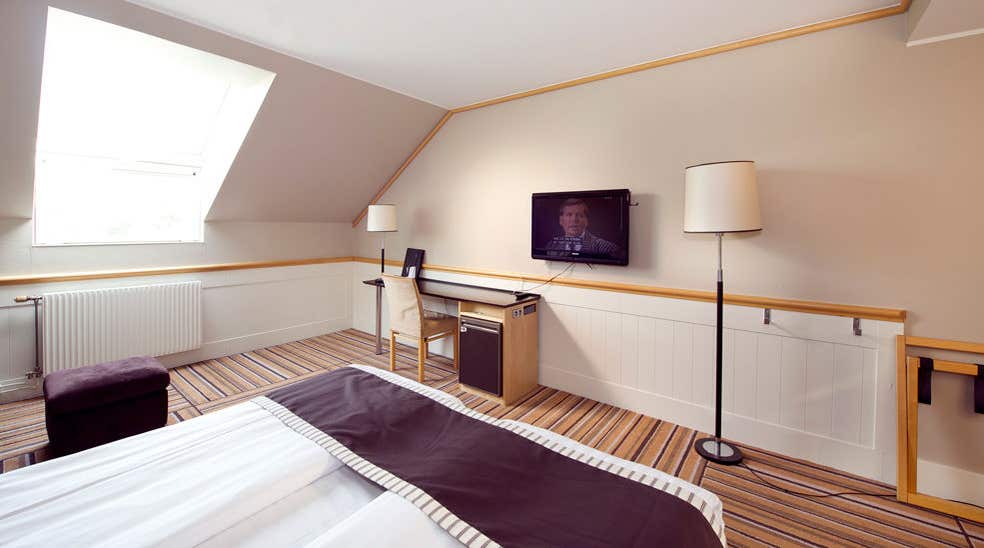 Large and bright standard twin room at Fregatten Hotel in Varberg