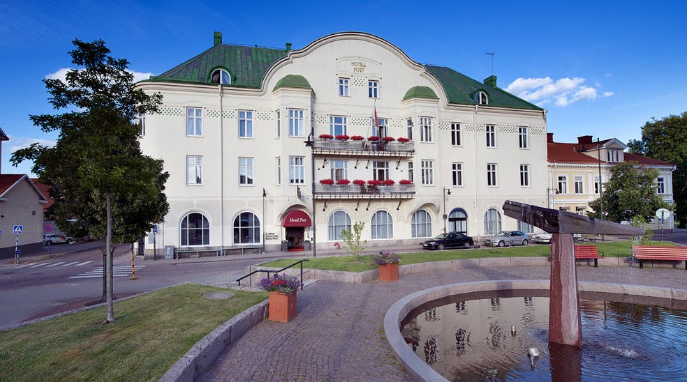 Location and impressive facade of the Post Hotel in Oskarshamn