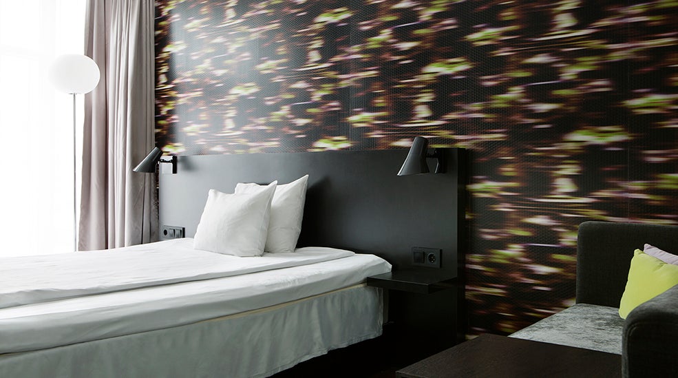 Standardrom with double bed and wallpaper at Comfort Hotel Union Brygge Drammen