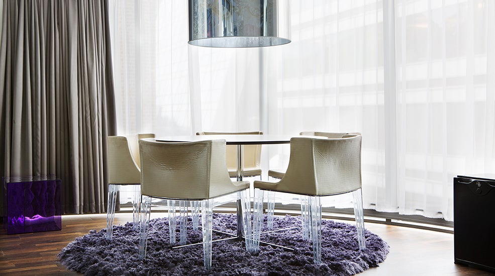 Las Vegas suite with round table on a purple carpet at Comfort Hotel Union Brygge in Drammen in Norway