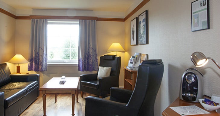 Superior double hotel room with separate living room and Nespresso at Quality Olavsgaard Hotel in Skjetten