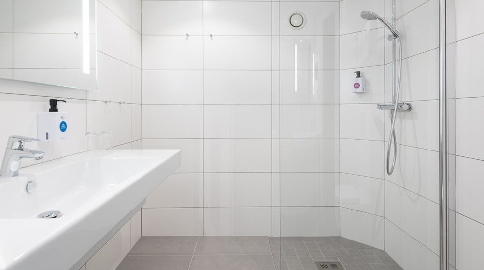 Tiled bathroom with a shower in a superior double room at the Quality Hotel Royal Corner