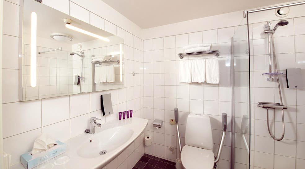 Large and modern bathroom in superior twin room at Fregatten Hotel in Varberg