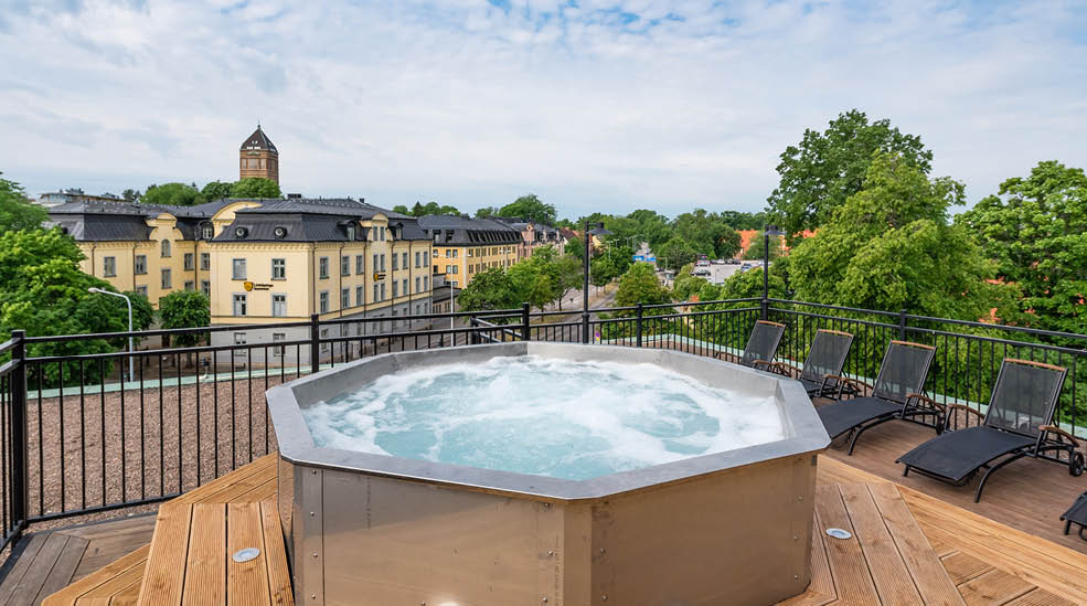 Thon Hotel Slottsparken is located next to the Royal Palace in Oslo, a 5-minute walk from Karl Johans Gate shopping street. It offers free WiFi, an on-site fitness centre and rooms with a kitchenette. All rooms at Thon Hotel Slottsparken include a cable TV and a work desk. Some rooms feature microwave ovens/10(K).