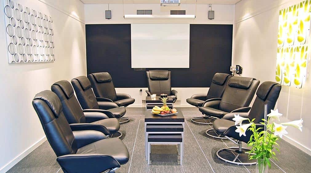 Meeting room with leather chairs, projection and screen at Quality Hotel Galaxen in Borlänge