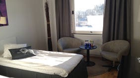 Standard hotel room with two single beds and a nice view at Quality Hotel Vanersborg